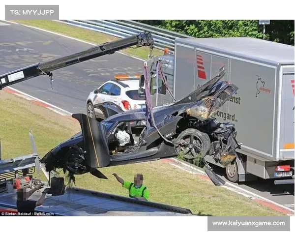 F2 西班牙站突发意外！清障吊车失控撞毁广告龙门架